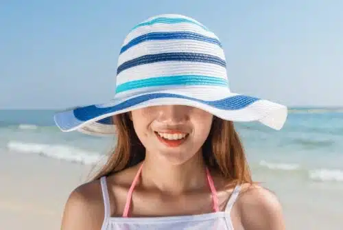 Choisir un chapeau tendance pour se protéger efficacement du soleil