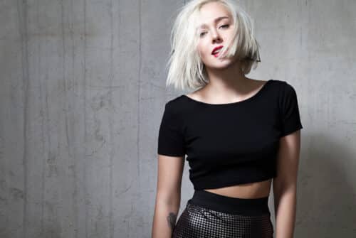 Coiffures Tendance pour les Cheveux Mi-Longs Gris cet Hiver