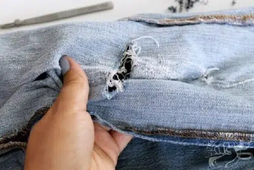 Comment réparer un jean troué au genou sans machine ?