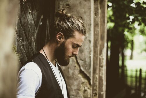 Pourquoi les coupes de cheveux mi-longues sont de plus en plus populaires chez les hommes