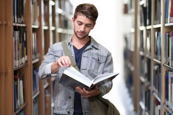 Avec quoi porter une veste de style universitaire ?