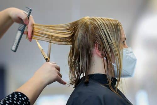 Comment coiffer vos cheveux avec un carré court plongeant ?