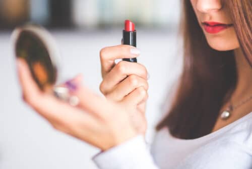 Pourquoi est-il important de suivre une formation en maquillage professionnel avant de se lancer ?