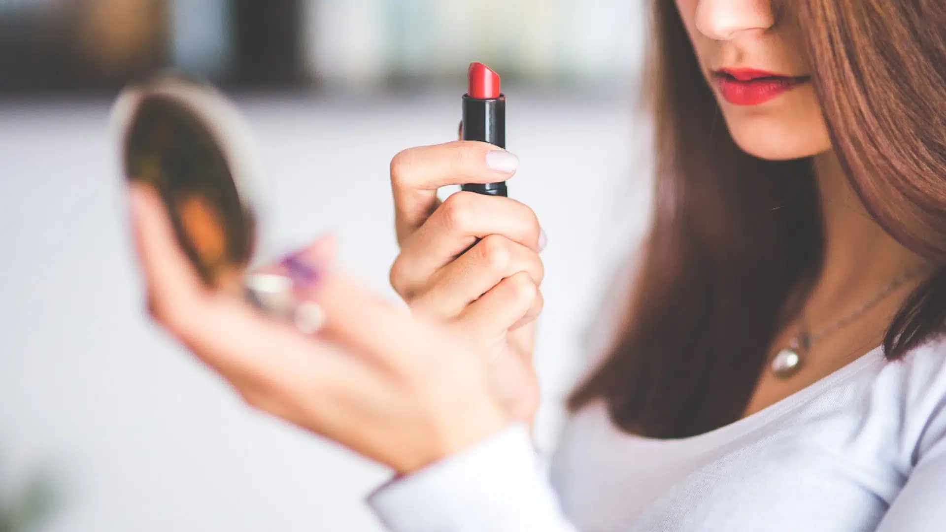 Pourquoi est-il important de suivre une formation en maquillage professionnel avant de se lancer ?