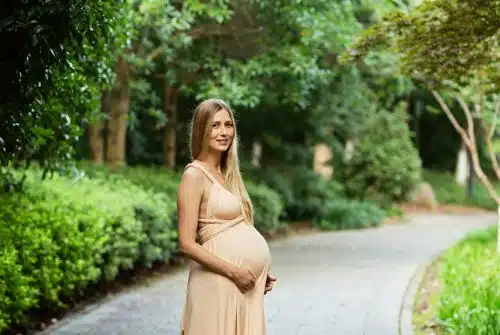 Porter un bola de grossesse : une connexion intime avec bébé